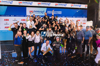 2023-06-25 - Team picture with CASSIDY Nick (nzl), Envision Racing, Spark-Jaguar, Jaguar I - Time 6, portrait at the podium during the 2023 Southwire Portland ePrix, 9th meeting of the 2022-23 ABB FIA Formula E World Championship, on the Portland International Raceway from June 22 to 24, 2023 in Portland, United States of America - AUTO - 2023 FORMULA E PORTLAND EPRIX - FORMULA E - MOTORS