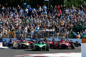 2023-06-25 - 37 CASSIDY Nick (nzl), Envision Racing, Spark-Jaguar, Jaguar I - Time 6, action, 27 DENNIS Jake (gbr), Avalanche Andretti Formula E, Spark-Porsche, Porsche 99X Electric, action, during the 2023 Southwire Portland ePrix, 9th meeting of the 2022-23 ABB FIA Formula E World Championship, on the Portland International Raceway from June 22 to 24, 2023 in Portland, United States of America - AUTO - 2023 FORMULA E PORTLAND EPRIX - FORMULA E - MOTORS