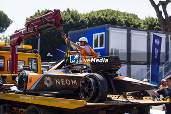 2023-07-15 - 05 HUGHES Jake (gbr), Neom McLaren Formula E Team, Spark-Nissan, Nissan e-4ORCE 04, broken after his crash in qualification during the 2023 Hankook Rome ePrix, 10th meeting of the 2022-23 ABB FIA Formula E World Championship, on the Circuit Cittadino dell’EUR from July 14 to 16, 2023 in Rome, Italy - AUTO - 2023 FORMULA E ROME EPRIX - FORMULA E - MOTORS