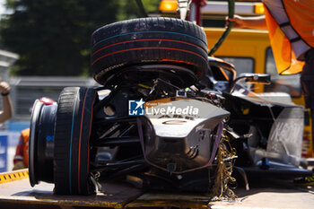 2023-07-15 - 05 HUGHES Jake (gbr), Neom McLaren Formula E Team, Spark-Nissan, Nissan e-4ORCE 04, broken after his crash in qualification during the 2023 Hankook Rome ePrix, 10th meeting of the 2022-23 ABB FIA Formula E World Championship, on the Circuit Cittadino dell’EUR from July 14 to 16, 2023 in Rome, Italy - AUTO - 2023 FORMULA E ROME EPRIX - FORMULA E - MOTORS