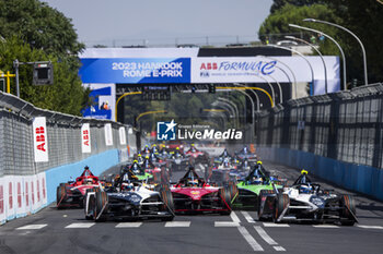 2023-07-15 - Start of the race, 10 BIRD Sam (gbr), Jaguar TCS Racing, Spark-Jaguar, Jaguar I - Time 6, 09 EVANS Mitch (nzl), Jaguar TCS Racing, Spark-Jaguar, Jaguar I - Time 6, action during the 2023 Hankook Rome ePrix, 10th meeting of the 2022-23 ABB FIA Formula E World Championship, on the Circuit Cittadino dell’EUR from July 14 to 16, 2023 in Rome, Italy - AUTO - 2023 FORMULA E ROME EPRIX - FORMULA E - MOTORS