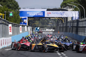 2023-07-15 - Start of the race, 58 RAST René (ger), Neom McLaren Formula E Team, Spark-Nissan, Nissan e-4ORCE 04, action during the 2023 Hankook Rome ePrix, 10th meeting of the 2022-23 ABB FIA Formula E World Championship, on the Circuit Cittadino dell’EUR from July 14 to 16, 2023 in Rome, Italy - AUTO - 2023 FORMULA E ROME EPRIX - FORMULA E - MOTORS