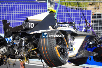 2023-07-15 - Crash, red flag, 10 BIRD Sam (gbr), Jaguar TCS Racing, Spark-Jaguar, Jaguar I - Time 6, action during the 2023 Hankook Rome ePrix, 10th meeting of the 2022-23 ABB FIA Formula E World Championship, on the Circuit Cittadino dell’EUR from July 14 to 16, 2023 in Rome, Italy - AUTO - 2023 FORMULA E ROME EPRIX - FORMULA E - MOTORS