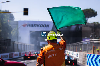 2023-07-15 - green flag drapeau vert depart, start during the 2023 Hankook Rome ePrix, 10th meeting of the 2022-23 ABB FIA Formula E World Championship, on the Circuit Cittadino dell’EUR from July 14 to 16, 2023 in Rome, Italy - AUTO - 2023 FORMULA E ROME EPRIX - FORMULA E - MOTORS