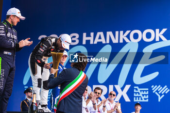 2023-07-15 - EVANS Mitch (nzl), Jaguar TCS Racing, Spark-Jaguar, Jaguar I - Time 6, portrait at the podium during the 2023 Hankook Rome ePrix, 10th meeting of the 2022-23 ABB FIA Formula E World Championship, on the Circuit Cittadino dell’EUR from July 14 to 16, 2023 in Rome, Italy - AUTO - 2023 FORMULA E ROME EPRIX - FORMULA E - MOTORS