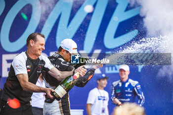 2023-07-15 - EVANS Mitch (nzl), Jaguar TCS Racing, Spark-Jaguar, Jaguar I - Time 6, portrait at the podium during the 2023 Hankook Rome ePrix, 10th meeting of the 2022-23 ABB FIA Formula E World Championship, on the Circuit Cittadino dell’EUR from July 14 to 16, 2023 in Rome, Italy - AUTO - 2023 FORMULA E ROME EPRIX - FORMULA E - MOTORS