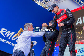 2023-07-16 - Mr. Manfred Sandbichler, Director Motorsport, Hankook Tire Europe, DENNIS Jake (gbr), Avalanche Andretti Formula E, Spark-Porsche, Porsche 99X Electric, portrait during the 2023 Hankook Rome ePrix, 10th meeting of the 2022-23 ABB FIA Formula E World Championship, on the Circuit Cittadino dell’EUR from July 14 to 16, 2023 in Rome, Italy - AUTO - 2023 FORMULA E ROME EPRIX - FORMULA E - MOTORS