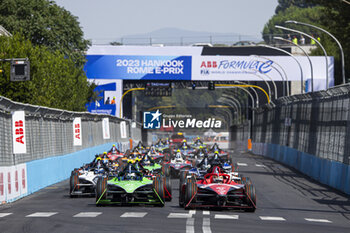 2023-07-16 - Start of the race, 27 DENNIS Jake (gbr), Avalanche Andretti Formula E, Spark-Porsche, Porsche 99X Electric, 37 CASSIDY Nick (nzl), Envision Racing, Spark-Jaguar, Jaguar I - Time 6, action during the 2023 Hankook Rome ePrix, 10th meeting of the 2022-23 ABB FIA Formula E World Championship, on the Circuit Cittadino dell’EUR from July 14 to 16, 2023 in Rome, Italy - AUTO - 2023 FORMULA E ROME EPRIX - FORMULA E - MOTORS