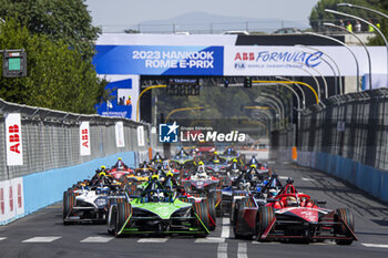 2023-07-16 - Start of the race, 27 DENNIS Jake (gbr), Avalanche Andretti Formula E, Spark-Porsche, Porsche 99X Electric, 37 CASSIDY Nick (nzl), Envision Racing, Spark-Jaguar, Jaguar I - Time 6, action during the 2023 Hankook Rome ePrix, 10th meeting of the 2022-23 ABB FIA Formula E World Championship, on the Circuit Cittadino dell’EUR from July 14 to 16, 2023 in Rome, Italy - AUTO - 2023 FORMULA E ROME EPRIX - FORMULA E - MOTORS