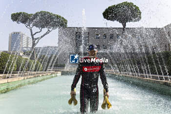 2023-07-16 - DENNIS Jake (gbr), Avalanche Andretti Formula E, Spark-Porsche, Porsche 99X Electric, portrait celebrating his win during the 2023 Hankook Rome ePrix, 10th meeting of the 2022-23 ABB FIA Formula E World Championship, on the Circuit Cittadino dell’EUR from July 14 to 16, 2023 in Rome, Italy - AUTO - 2023 FORMULA E ROME EPRIX - FORMULA E - MOTORS