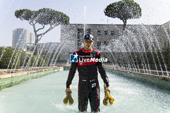 2023-07-16 - DENNIS Jake (gbr), Avalanche Andretti Formula E, Spark-Porsche, Porsche 99X Electric, portrait celebrating his win during the 2023 Hankook Rome ePrix, 10th meeting of the 2022-23 ABB FIA Formula E World Championship, on the Circuit Cittadino dell’EUR from July 14 to 16, 2023 in Rome, Italy - AUTO - 2023 FORMULA E ROME EPRIX - FORMULA E - MOTORS