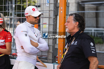 2023-07-16 - DENNIS Jake (gbr), Avalanche Andretti Formula E, Spark-Porsche, Porsche 99X Electric, portrait ANDRETTI Michael (usa), team Owner of Andretti Motorsport, portrait , grille de depart, starting grid during the 2023 Hankook Rome ePrix, 10th meeting of the 2022-23 ABB FIA Formula E World Championship, on the Circuit Cittadino dell’EUR from July 14 to 16, 2023 in Rome, Italy - AUTO - 2023 FORMULA E ROME EPRIX - FORMULA E - MOTORS