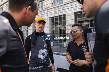 2023-07-16 - HUGHES Jake (gbr), Neom McLaren Formula E Team, Spark-Nissan, Nissan e-4ORCE 04, portrait , grille de depart, starting grid during the 2023 Hankook Rome ePrix, 10th meeting of the 2022-23 ABB FIA Formula E World Championship, on the Circuit Cittadino dell’EUR from July 14 to 16, 2023 in Rome, Italy - AUTO - 2023 FORMULA E ROME EPRIX - FORMULA E - MOTORS