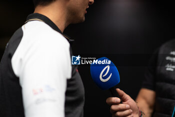 2023-07-28 - Interview microphone during the 2023 Hankook London ePrix, 12th meeting of the 2022-23 ABB FIA Formula E World Championship, on the ExCeL London from July 29 to 30, 2023 in London, United Kingdom - AUTO - 2023 FORMULA E HANKOOK LONDON EPRIX - FORMULA E - MOTORS
