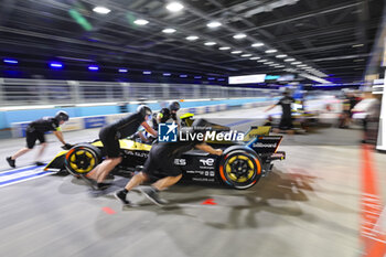 2023-07-28 - 25 VERGNE Jean-Eric (fra), DS Penske Formula E Team, Spark-DS, DS E-Tense FE23, action during the 2023 Hankook London ePrix, 12th meeting of the 2022-23 ABB FIA Formula E World Championship, on the ExCeL London from July 29 to 30, 2023 in London, United Kingdom - AUTO - 2023 FORMULA E HANKOOK LONDON EPRIX - FORMULA E - MOTORS
