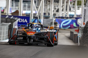 2023-07-28 - 58 RAST René (ger), Neom McLaren Formula E Team, Spark-Nissan, Nissan e-4ORCE 04, action during the 2023 Hankook London ePrix, 12th meeting of the 2022-23 ABB FIA Formula E World Championship, on the ExCeL London from July 29 to 30, 2023 in London, United Kingdom - AUTO - 2023 FORMULA E HANKOOK LONDON EPRIX - FORMULA E - MOTORS