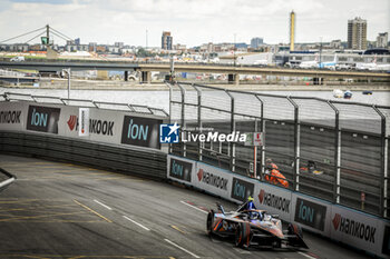 2023-07-28 - 05 HUGHES Jake (gbr), Neom McLaren Formula E Team, Spark-Nissan, Nissan e-4ORCE 04, action during the 2023 Hankook London ePrix, 12th meeting of the 2022-23 ABB FIA Formula E World Championship, on the ExCeL London from July 29 to 30, 2023 in London, United Kingdom - AUTO - 2023 FORMULA E HANKOOK LONDON EPRIX - FORMULA E - MOTORS