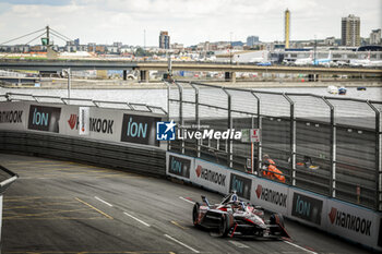 2023-07-28 - 94 WEHRLEIN Pascal (ger), TAG HAUER Porsche Formula E Team, Porsche 99X Electric, action during the 2023 Hankook London ePrix, 12th meeting of the 2022-23 ABB FIA Formula E World Championship, on the ExCeL London from July 29 to 30, 2023 in London, United Kingdom - AUTO - 2023 FORMULA E HANKOOK LONDON EPRIX - FORMULA E - MOTORS