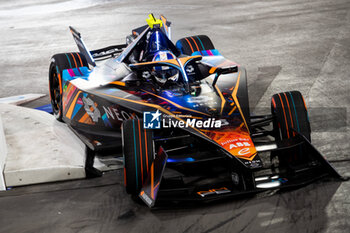 2023-07-28 - 05 HUGHES Jake (gbr), Neom McLaren Formula E Team, Spark-Nissan, Nissan e-4ORCE 04, action during the 2023 Hankook London ePrix, 12th meeting of the 2022-23 ABB FIA Formula E World Championship, on the ExCeL London from July 29 to 30, 2023 in London, United Kingdom - AUTO - 2023 FORMULA E HANKOOK LONDON EPRIX - FORMULA E - MOTORS