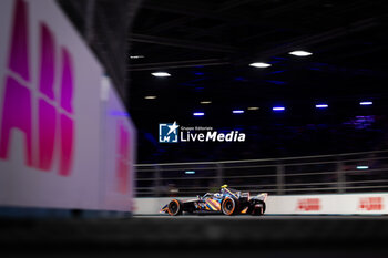 2023-07-29 - 58 RAST René (ger), Neom McLaren Formula E Team, Spark-Nissan, Nissan e-4ORCE 04, action during the 2023 Hankook London ePrix, 12th meeting of the 2022-23 ABB FIA Formula E World Championship, on the ExCeL London from July 29 to 30, 2023 in London, United Kingdom - AUTO - 2023 FORMULA E HANKOOK LONDON EPRIX - FORMULA E - MOTORS