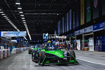 2023-07-29 - 37 CASSIDY Nick (nzl), Envision Racing, Spark-Jaguar, Jaguar I - Time 6, action on the pitlane during the 2023 Hankook London ePrix, 12th meeting of the 2022-23 ABB FIA Formula E World Championship, on the ExCeL London from July 29 to 30, 2023 in London, United Kingdom - AUTO - 2023 FORMULA E HANKOOK LONDON EPRIX - FORMULA E - MOTORS