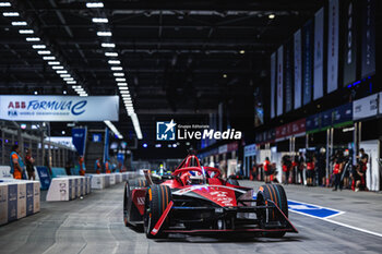 2023-07-29 - 27 DENNIS Jake (gbr), Avalanche Andretti Formula E, Spark-Porsche, Porsche 99X Electric, action on the pitlane during the 2023 Hankook London ePrix, 12th meeting of the 2022-23 ABB FIA Formula E World Championship, on the ExCeL London from July 29 to 30, 2023 in London, United Kingdom - AUTO - 2023 FORMULA E HANKOOK LONDON EPRIX - FORMULA E - MOTORS