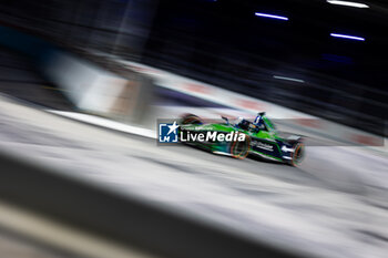 2023-07-29 - 16 BUEMI Sébastien (swi), Envision Racing, Spark-Jaguar, Jaguar I - Time 6, action during the 2023 Hankook London ePrix, 12th meeting of the 2022-23 ABB FIA Formula E World Championship, on the ExCeL London from July 29 to 30, 2023 in London, United Kingdom - AUTO - 2023 FORMULA E HANKOOK LONDON EPRIX - FORMULA E - MOTORS