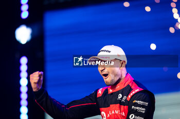 2023-07-29 - 27 DENNIS Jake (gbr), Avalanche Andretti Formula E, Spark-Porsche, Porsche 99X Electric, portrait podium during the 2023 Hankook London ePrix, 12th meeting of the 2022-23 ABB FIA Formula E World Championship, on the ExCeL London from July 29 to 30, 2023 in London, United Kingdom - AUTO - 2023 FORMULA E HANKOOK LONDON EPRIX - FORMULA E - MOTORS