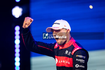 2023-07-29 - 27 DENNIS Jake (gbr), Avalanche Andretti Formula E, Spark-Porsche, Porsche 99X Electric, portrait podium during the 2023 Hankook London ePrix, 12th meeting of the 2022-23 ABB FIA Formula E World Championship, on the ExCeL London from July 29 to 30, 2023 in London, United Kingdom - AUTO - 2023 FORMULA E HANKOOK LONDON EPRIX - FORMULA E - MOTORS