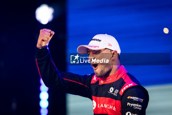 2023-07-29 - 27 DENNIS Jake (gbr), Avalanche Andretti Formula E, Spark-Porsche, Porsche 99X Electric, portrait podium during the 2023 Hankook London ePrix, 12th meeting of the 2022-23 ABB FIA Formula E World Championship, on the ExCeL London from July 29 to 30, 2023 in London, United Kingdom - AUTO - 2023 FORMULA E HANKOOK LONDON EPRIX - FORMULA E - MOTORS