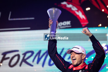 2023-07-29 - 27 DENNIS Jake (gbr), Avalanche Andretti Formula E, Spark-Porsche, Porsche 99X Electric, portrait podium during the 2023 Hankook London ePrix, 12th meeting of the 2022-23 ABB FIA Formula E World Championship, on the ExCeL London from July 29 to 30, 2023 in London, United Kingdom - AUTO - 2023 FORMULA E HANKOOK LONDON EPRIX - FORMULA E - MOTORS