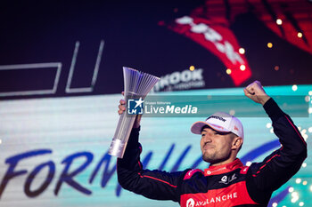 2023-07-29 - 27 DENNIS Jake (gbr), Avalanche Andretti Formula E, Spark-Porsche, Porsche 99X Electric, portrait podium during the 2023 Hankook London ePrix, 12th meeting of the 2022-23 ABB FIA Formula E World Championship, on the ExCeL London from July 29 to 30, 2023 in London, United Kingdom - AUTO - 2023 FORMULA E HANKOOK LONDON EPRIX - FORMULA E - MOTORS