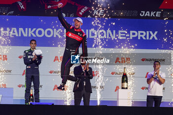 2023-07-29 - Formula E World Champion DENNIS Jake (gbr), Avalanche Andretti Formula E, Spark-Porsche, Porsche 99X Electric, portrait podium during the 2023 Hankook London ePrix, 12th meeting of the 2022-23 ABB FIA Formula E World Championship, on the ExCeL London from July 29 to 30, 2023 in London, United Kingdom - AUTO - 2023 FORMULA E HANKOOK LONDON EPRIX - FORMULA E - MOTORS