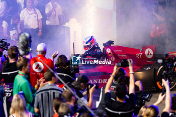 2023-07-29 - Formula E World Champion DENNIS Jake (gbr), Avalanche Andretti Formula E, Spark-Porsche, Porsche 99X Electric, portrait podium celebration during the 2023 Hankook London ePrix, 12th meeting of the 2022-23 ABB FIA Formula E World Championship, on the ExCeL London from July 29 to 30, 2023 in London, United Kingdom - AUTO - 2023 FORMULA E HANKOOK LONDON EPRIX - FORMULA E - MOTORS