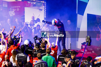 2023-07-29 - Formula E World Champion DENNIS Jake (gbr), Avalanche Andretti Formula E, Spark-Porsche, Porsche 99X Electric, portrait podium celebration during the 2023 Hankook London ePrix, 12th meeting of the 2022-23 ABB FIA Formula E World Championship, on the ExCeL London from July 29 to 30, 2023 in London, United Kingdom - AUTO - 2023 FORMULA E HANKOOK LONDON EPRIX - FORMULA E - MOTORS