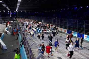 2023-07-29 - Fans during the 2023 Hankook London ePrix, 12th meeting of the 2022-23 ABB FIA Formula E World Championship, on the ExCeL London from July 29 to 30, 2023 in London, United Kingdom - AUTO - 2023 FORMULA E HANKOOK LONDON EPRIX - FORMULA E - MOTORS