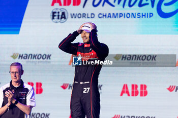 2023-07-29 - Formula E World Champion DENNIS Jake (gbr), Avalanche Andretti Formula E, Spark-Porsche, Porsche 99X Electric, portrait podium during the 2023 Hankook London ePrix, 12th meeting of the 2022-23 ABB FIA Formula E World Championship, on the ExCeL London from July 29 to 30, 2023 in London, United Kingdom - AUTO - 2023 FORMULA E HANKOOK LONDON EPRIX - FORMULA E - MOTORS