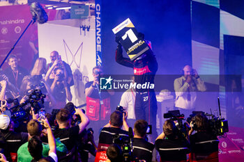 2023-07-29 - Formula E World Champion DENNIS Jake (gbr), Avalanche Andretti Formula E, Spark-Porsche, Porsche 99X Electric, portrait podium celebration during the 2023 Hankook London ePrix, 12th meeting of the 2022-23 ABB FIA Formula E World Championship, on the ExCeL London from July 29 to 30, 2023 in London, United Kingdom - AUTO - 2023 FORMULA E HANKOOK LONDON EPRIX - FORMULA E - MOTORS