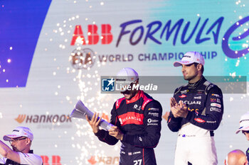 2023-07-29 - Formula E World Champion DENNIS Jake (gbr), Avalanche Andretti Formula E, Spark-Porsche, Porsche 99X Electric, portrait podium during the 2023 Hankook London ePrix, 12th meeting of the 2022-23 ABB FIA Formula E World Championship, on the ExCeL London from July 29 to 30, 2023 in London, United Kingdom - AUTO - 2023 FORMULA E HANKOOK LONDON EPRIX - FORMULA E - MOTORS