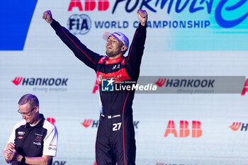 2023-07-29 - Formula E World Champion DENNIS Jake (gbr), Avalanche Andretti Formula E, Spark-Porsche, Porsche 99X Electric, portrait podium during the 2023 Hankook London ePrix, 12th meeting of the 2022-23 ABB FIA Formula E World Championship, on the ExCeL London from July 29 to 30, 2023 in London, United Kingdom - AUTO - 2023 FORMULA E HANKOOK LONDON EPRIX - FORMULA E - MOTORS