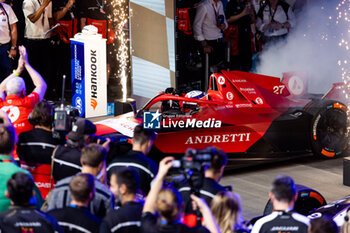 2023-07-29 - Formula E World Champion DENNIS Jake (gbr), Avalanche Andretti Formula E, Spark-Porsche, Porsche 99X Electric, portrait podium celebration during the 2023 Hankook London ePrix, 12th meeting of the 2022-23 ABB FIA Formula E World Championship, on the ExCeL London from July 29 to 30, 2023 in London, United Kingdom - AUTO - 2023 FORMULA E HANKOOK LONDON EPRIX - FORMULA E - MOTORS