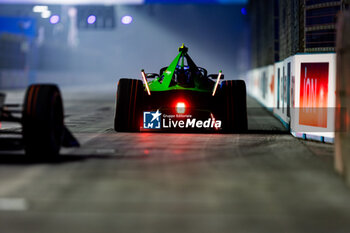 2023-07-29 - 37 CASSIDY Nick (nzl), Envision Racing, Spark-Jaguar, Jaguar I - Time 6, action during the 2023 Hankook London ePrix, 12th meeting of the 2022-23 ABB FIA Formula E World Championship, on the ExCeL London from July 29 to 30, 2023 in London, United Kingdom - AUTO - 2023 FORMULA E HANKOOK LONDON EPRIX - FORMULA E - MOTORS