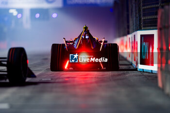 2023-07-29 - 05 HUGHES Jake (gbr), Neom McLaren Formula E Team, Spark-Nissan, Nissan e-4ORCE 04, action during the 2023 Hankook London ePrix, 12th meeting of the 2022-23 ABB FIA Formula E World Championship, on the ExCeL London from July 29 to 30, 2023 in London, United Kingdom - AUTO - 2023 FORMULA E HANKOOK LONDON EPRIX - FORMULA E - MOTORS