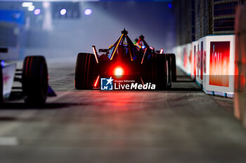 2023-07-29 - 58 RAST René (ger), Neom McLaren Formula E Team, Spark-Nissan, Nissan e-4ORCE 04, action during the 2023 Hankook London ePrix, 12th meeting of the 2022-23 ABB FIA Formula E World Championship, on the ExCeL London from July 29 to 30, 2023 in London, United Kingdom - AUTO - 2023 FORMULA E HANKOOK LONDON EPRIX - FORMULA E - MOTORS