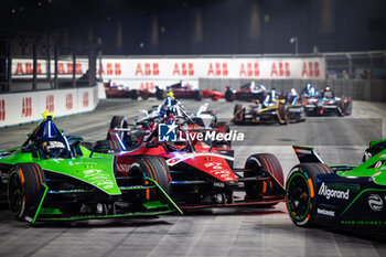 2023-07-29 - 27 DENNIS Jake (gbr), Avalanche Andretti Formula E, Spark-Porsche, Porsche 99X Electric, action, 37 CASSIDY Nick (nzl), Envision Racing, Spark-Jaguar, Jaguar I - Time 6, action during the 2023 Hankook London ePrix, 12th meeting of the 2022-23 ABB FIA Formula E World Championship, on the ExCeL London from July 29 to 30, 2023 in London, United Kingdom - AUTO - 2023 FORMULA E HANKOOK LONDON EPRIX - FORMULA E - MOTORS