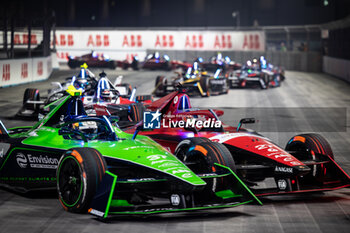 2023-07-29 - 27 DENNIS Jake (gbr), Avalanche Andretti Formula E, Spark-Porsche, Porsche 99X Electric, action, 37 CASSIDY Nick (nzl), Envision Racing, Spark-Jaguar, Jaguar I - Time 6, action during the 2023 Hankook London ePrix, 12th meeting of the 2022-23 ABB FIA Formula E World Championship, on the ExCeL London from July 29 to 30, 2023 in London, United Kingdom - AUTO - 2023 FORMULA E HANKOOK LONDON EPRIX - FORMULA E - MOTORS