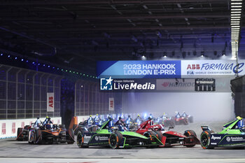 2023-07-29 - 37 CASSIDY Nick (nzl), Envision Racing, Spark-Jaguar, Jaguar I - Time 6, action 27 DENNIS Jake (gbr), Avalanche Andretti Formula E, Spark-Porsche, Porsche 99X Electric, action 16 BUEMI Sébastien (swi), Envision Racing, Spark-Jaguar, Jaguar I - Time 6, action depart, start during the 2023 Hankook London ePrix, 12th meeting of the 2022-23 ABB FIA Formula E World Championship, on the ExCeL London from July 29 to 30, 2023 in London, United Kingdom - AUTO - 2023 FORMULA E HANKOOK LONDON EPRIX - FORMULA E - MOTORS