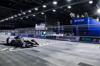 2023-07-29 - 09 EVANS Mitch (nzl), Jaguar TCS Racing, Spark-Jaguar, Jaguar I - Time 6, action arrivee, finish line during the 2023 Hankook London ePrix, 12th meeting of the 2022-23 ABB FIA Formula E World Championship, on the ExCeL London from July 29 to 30, 2023 in London, United Kingdom - AUTO - 2023 FORMULA E HANKOOK LONDON EPRIX - FORMULA E - MOTORS