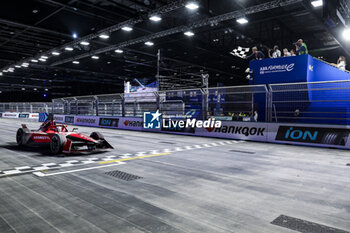 2023-07-29 - 27 DENNIS Jake (gbr), Avalanche Andretti Formula E, Spark-Porsche, Porsche 99X Electric, action arrivee, finish line during the 2023 Hankook London ePrix, 12th meeting of the 2022-23 ABB FIA Formula E World Championship, on the ExCeL London from July 29 to 30, 2023 in London, United Kingdom - AUTO - 2023 FORMULA E HANKOOK LONDON EPRIX - FORMULA E - MOTORS