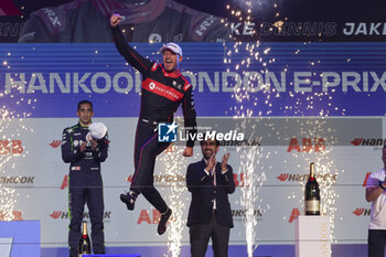 2023-07-29 - Formula E World Champion DENNIS Jake (gbr), Avalanche Andretti Formula E, Spark-Porsche, Porsche 99X Electric, portrait podium during the 2023 Hankook London ePrix, 12th meeting of the 2022-23 ABB FIA Formula E World Championship, on the ExCeL London from July 29 to 30, 2023 in London, United Kingdom - AUTO - 2023 FORMULA E HANKOOK LONDON EPRIX - FORMULA E - MOTORS